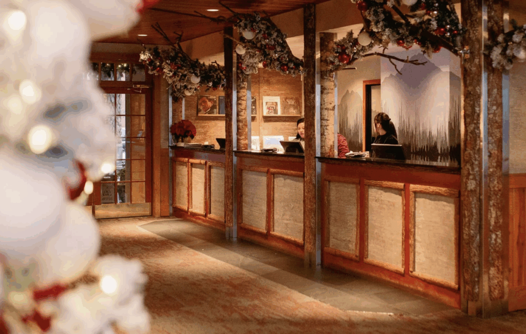 Edgewater Hotel Little Festive Lobby Bar